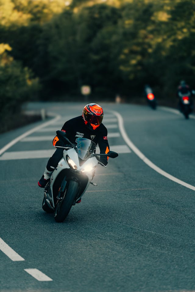 EIn Motorradfahrer fährt eine Kurve auf einer Passstraße
