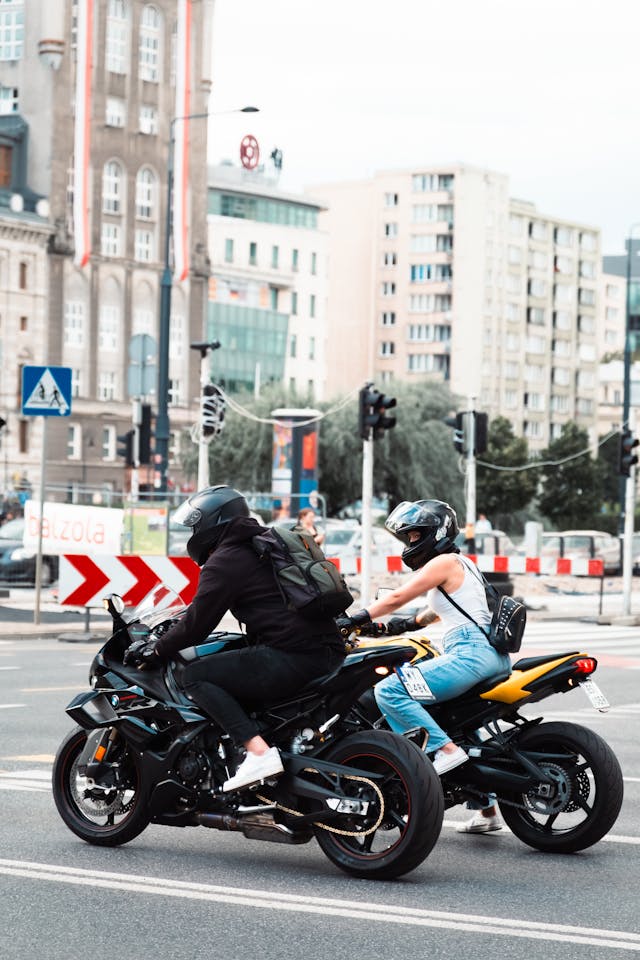EIn Motorradfahrer fährt eine Kurve auf einer Passstraße