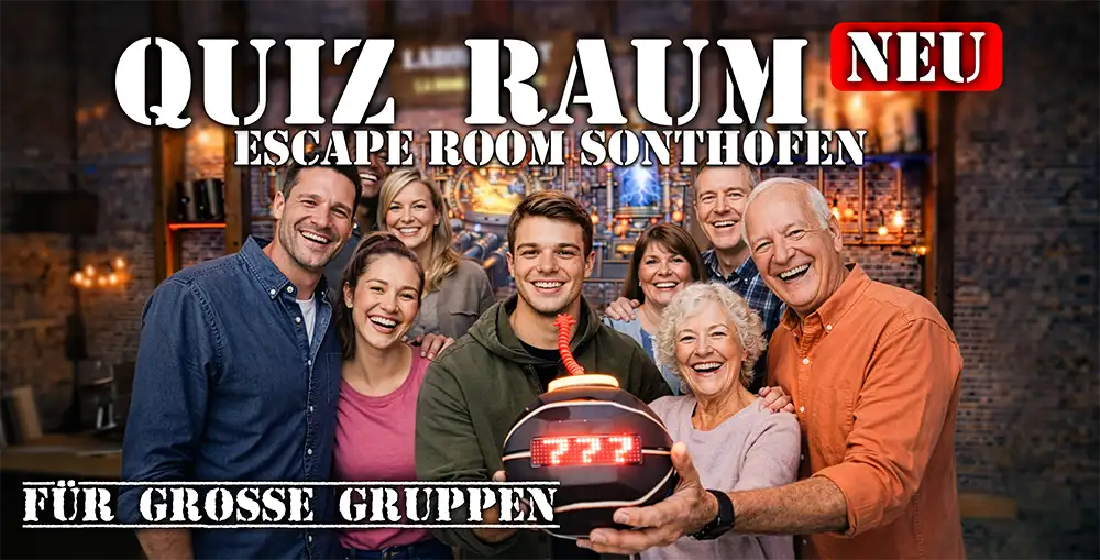 Werbebanner für einen Quizraum. Eine Gruppen von Personen verschiedenen Alters steht vor eine SteamPunk Wand und hält eine Bombe in der Hand